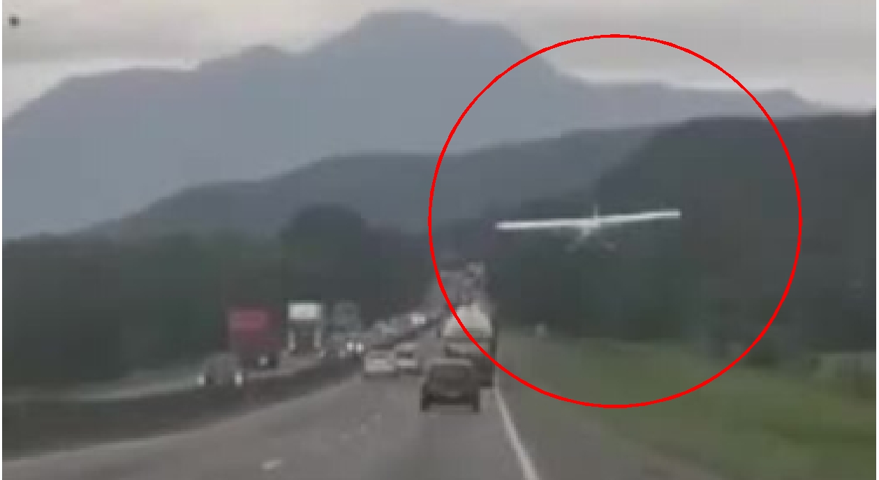 Una avioneta aterrizó de emergencia sobre la BR-101 en Brasil